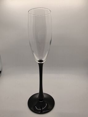 This Luminarc champagne flute features a distinct clear fluted bowl contrasted.